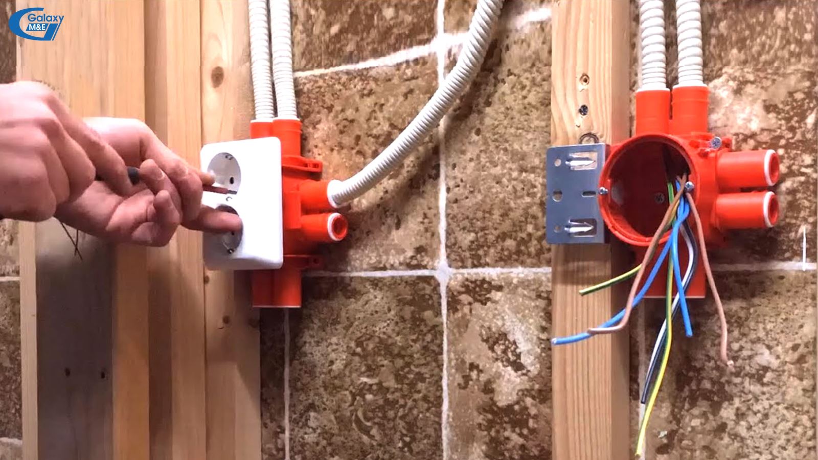The wires and cables are separated according to the color of the wire. Phase wires: Blue, red, yellow. Neutral wire: Black. Grounding wire: Green / yellow.