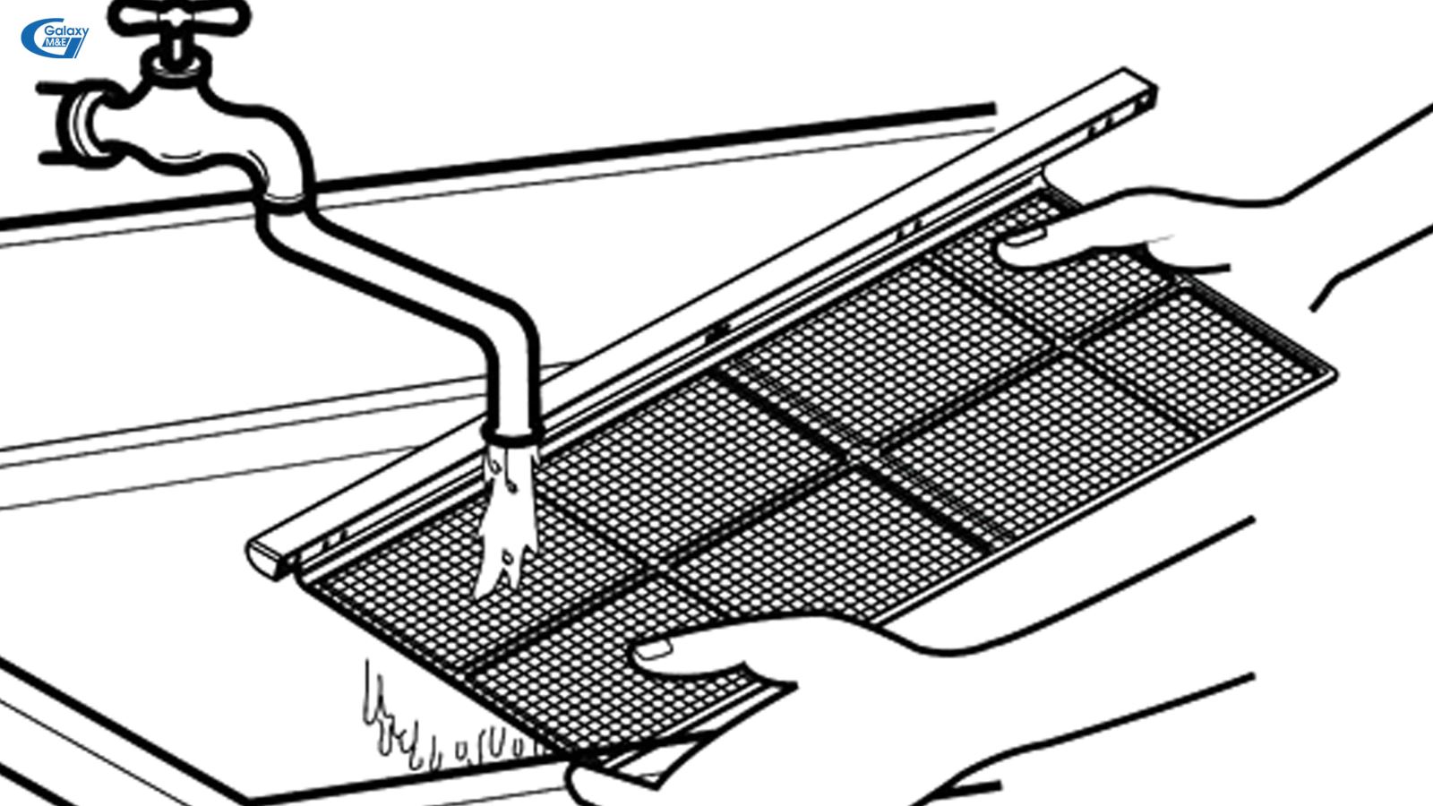 Sau khi tháo bộ lọc, bạn có thể đem tới chậu rửa, dùng xà phòng và bàn chải làm sạch vết bẩn.