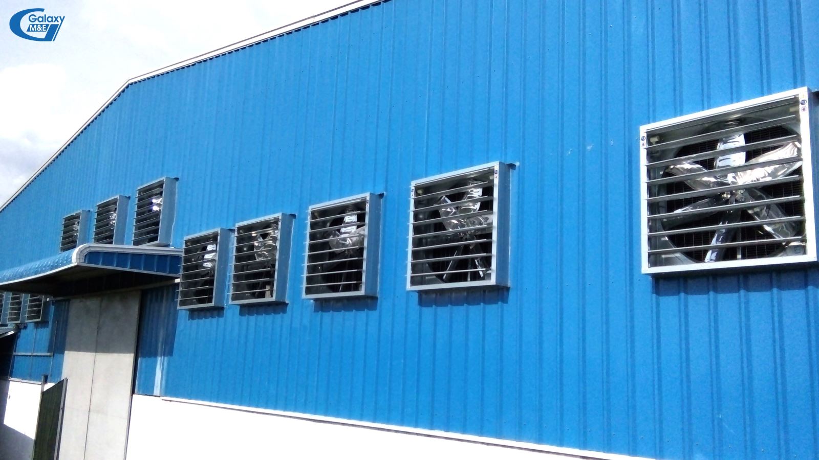 Quạt hút gió hướng trục ốp tường có ưu điểm độ ồn thấp.